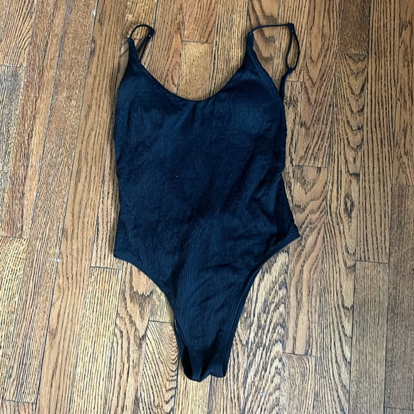 High cut swimsuit - Picture 1 of 2